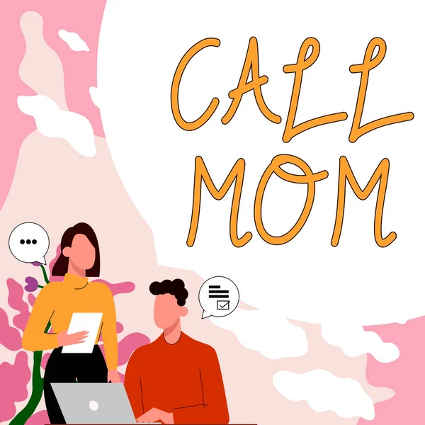 给母亲打电话 试图用智能手机与母亲沟通的商业概念 — 图库照片