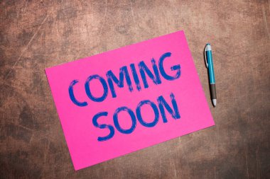 Yakında, İnternet Konsepti El Yazısı İşareti Çok kısa bir süre içinde bir şeyler olacak