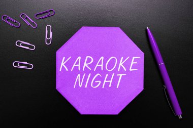 El yazısı metni: Karaoke Gecesi, Kavram: Eğlence Bir makine tarafından çalınan enstrümantal müzik eşliğinde şarkı söylüyor