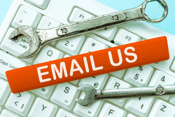 Email 서명하는 우편을 사용하는 집단의 사람들에게 상업적 메시지를 보내는 — 스톡 사진