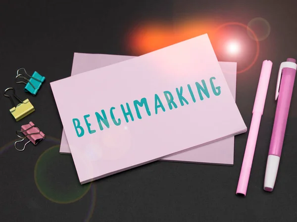 Logga Med Benchmarking Affärsöversikt Utvärdera Något Jämförelse Med Standardstrategi — Stockfoto