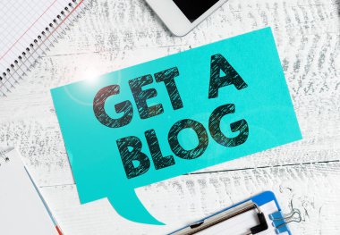 Günlüğü ve İnternet Konseptini Al 'ı gösteren bir tabela Modern iletişim bloglarında yazmaya başla