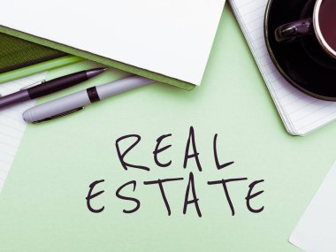 Gayrimenkul, iş konseptini gösteren bir tabela. Arazi ve binalardan oluşan bir konsept.