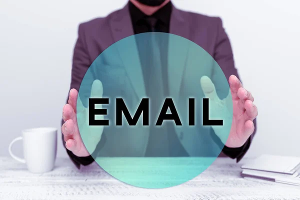 显示灵感的文字电子邮件 商业概念向一群使用邮件的人发送商业信息 — 图库照片