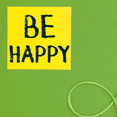 El yazısı: Mutlu ol, iş şovu. Her anı, hayatının son aşkı olarak yaşa.