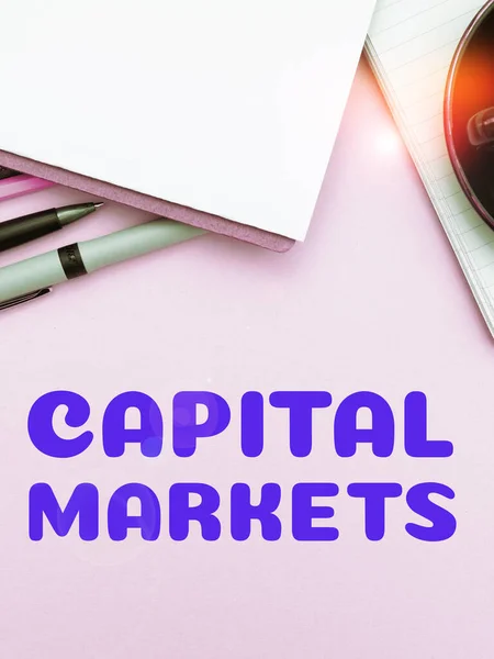 Textskylt Som Visar Kapitalmarknader Begreppsinnebörd Tillåta Företag Att Anskaffa Medel — Stockfoto