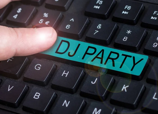 Yazısı Tabelası Party Internet Concept Çalışanı Radyoda Popüler Müziği Tanıtıp — Stok fotoğraf