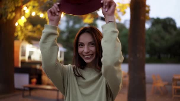 Une Jeune Brune Porte Chapeau Rouge Élégant Sur Fond Lanternes — Video