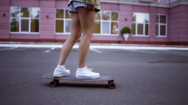 女孩从滑板上下来 捡起滑板 继续前进 青年娱乐 业余爱好 — 图库视频影像