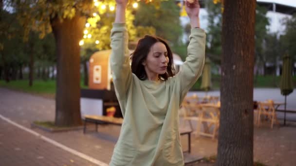 Una Chica Morena Baila Suéter Verde Sobre Telón Fondo Café — Vídeo de stock
