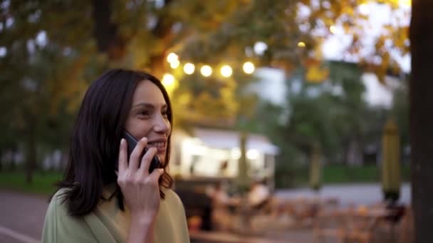 Portret Brunetki Zielonym Swetrze Która Rozmawia Przez Telefon Tle Jasnych — Wideo stockowe