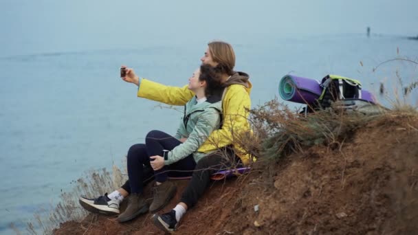 Ταξιδιώτες Στην Κορυφή Του Βράχου Λήψη Selfie — Αρχείο Βίντεο