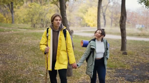 情侣们背着背包在森林里散步 享受着晴朗的天气 — 图库视频影像