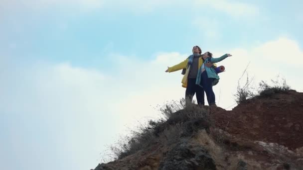 Dois Caminhantes Topo Uma Montanha Com Mãos Estendidas Desfrutando Vista — Vídeo de Stock
