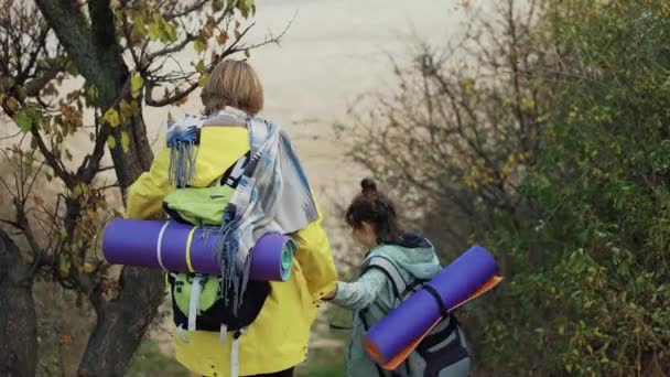 Δυο Πεζοπόροι Περπατούν Στο Πάρκο Σακίδια Σέρνονται Στους Θάμνους — Αρχείο Βίντεο