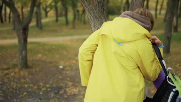 Genç Yürüyüşçü Ormanda Dinleniyor Seyahat Ediyor Yalnız Başına Yürüyor Turizm — Stok video