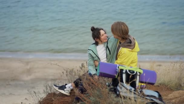 Пара Туристів Рюкзаками Які Сидять Скелі Насолоджуються Захоплюючим Видом Море — стокове відео