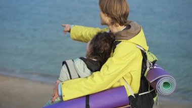 Doğayı keşfeden çiftler. Yürüyüşçü deniz manzarasını işaret ediyor.