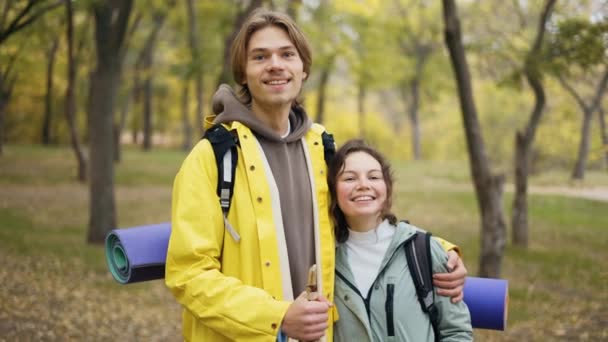 一对快乐的夫妇在森林里散步 享受户外休闲 活动和健康的娱乐 — 图库视频影像