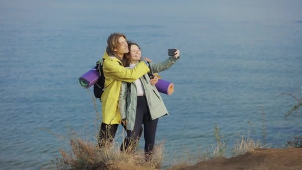 Para Podróżników Uśmiechnięta Pozująca Selfie Pomocą Smartfona Stojącego Szczycie Klifu — Wideo stockowe