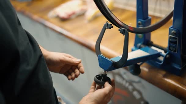自行车维修车间里的车轮矫直站 — 图库视频影像