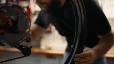 Usta bisiklet çarkını döndürür - zincir ve dişliler bisikleti test etmek için, kapat.