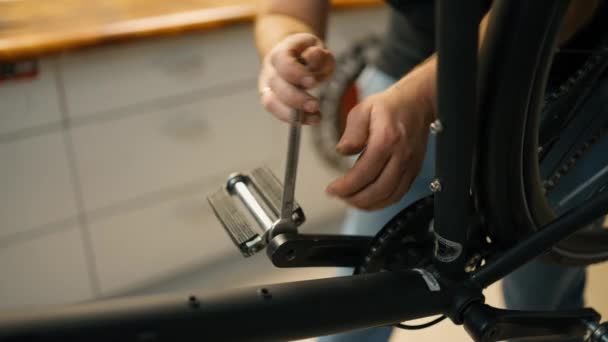 Mechaniker Demontiert Fahrrad Pedale Und Tretlager Reparieren — Stockvideo
