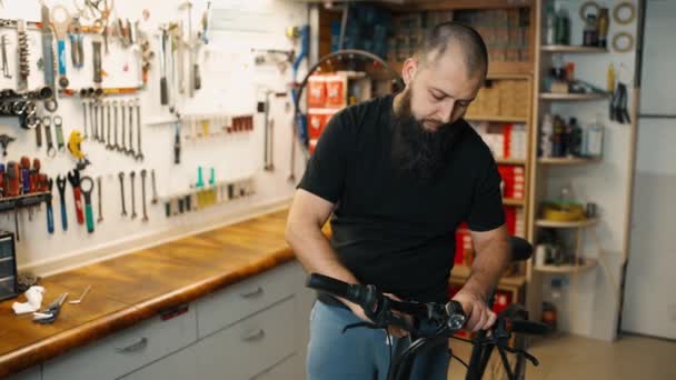 主调整自行车方向盘在维修服务中的倾斜 — 图库视频影像