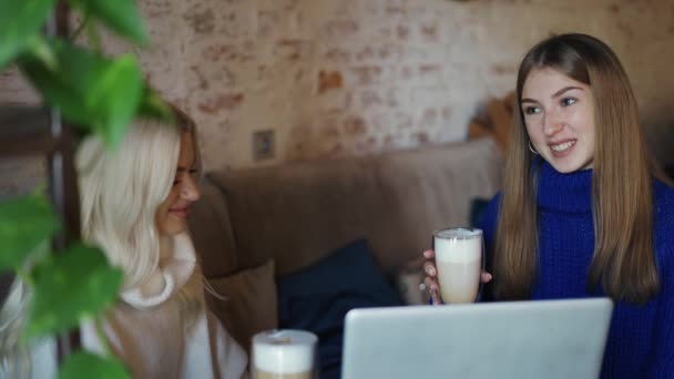 Två Kvinnor Soffan Har Avslappnad Konversation Och Dricka Cappuccino Slow — Stockvideo