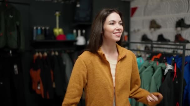 Woman Chooses Jacket Store Shopping Mall Posing — Vídeo de Stock