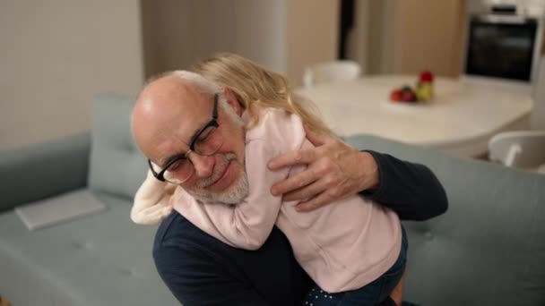 Little Granddaughter Hug Old Elder Grandfather Home — Stok video