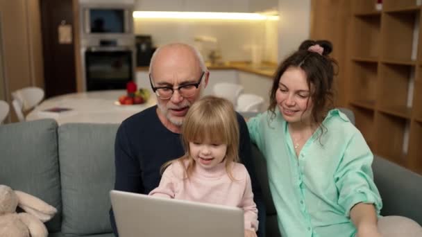 Dranddaughter Daughter Teaching Senior Grandparent Using Laptop Sitting Sofa Living — Stockvideo