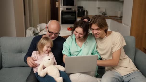 ノートパソコンを使いながら子供もおじいちゃんも笑っている — ストック動画