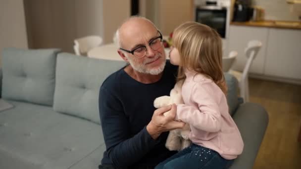 Little Granddaughter Give Little Kiss Elder Grandfather Home — Vídeo de stock
