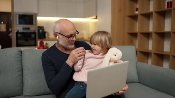 Grandfather Pretty Granddaughter Watching Something Together Laptop — Stockvideo