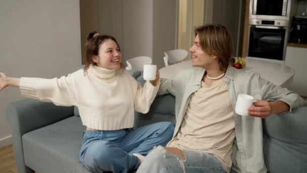 Closeup Smiling Couple Drinking Tea Home Together Happy Woman Talking — Αρχείο Βίντεο