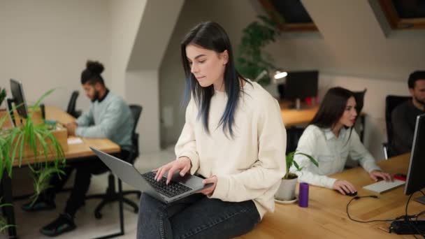 Focused Brunette Woman Sitting Table Laptop Trying Solve Problem — Stok video