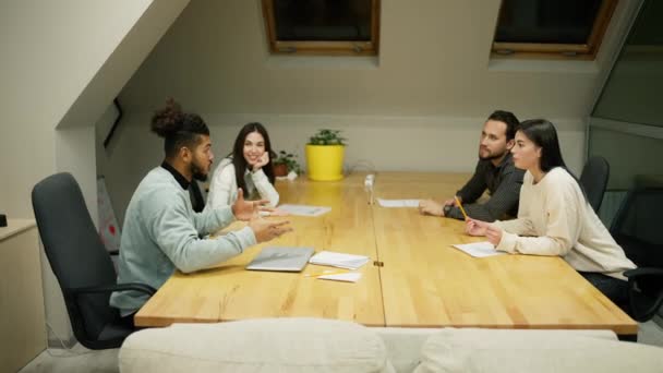 Team Entrepreneurs Sitting Conference Table Have Discussions Solve Problems — Vídeo de stock