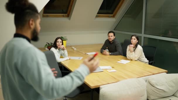 Team Entrepreneurs Sitting Conference Table Listening Speaker Slow Motion — Stock videók