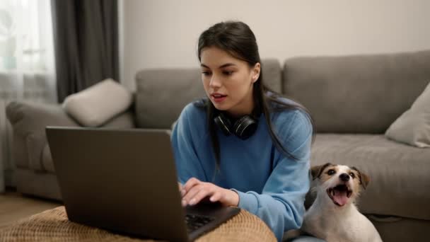 Young Woman Headphones Sitting Floor Her Dog Working Laptop — Vídeo de Stock