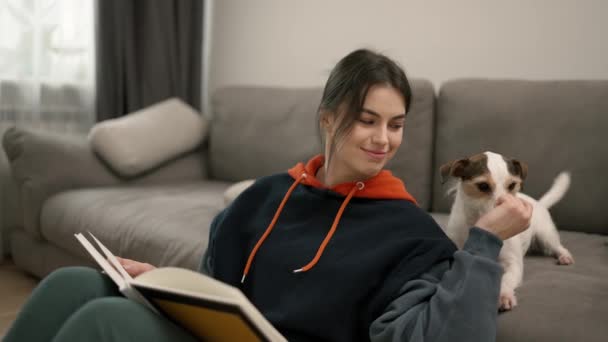 Beautiful Woman Reading Book Caress Her Pet Dog Couch Home — Αρχείο Βίντεο