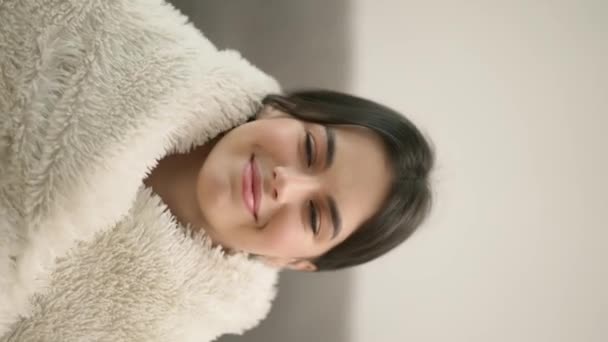 家で暖かい毛布の中の若い美しい女性の肖像 — ストック動画