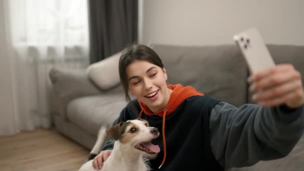 Nuori Kaunis Nainen Ottaa Selfie Valokuva Koiran Kanssa Istuu Lattialla — kuvapankkivideo