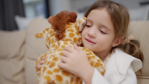 Une Petite Fille Étreint Son Jouet Préféré Girafe Douce — Video