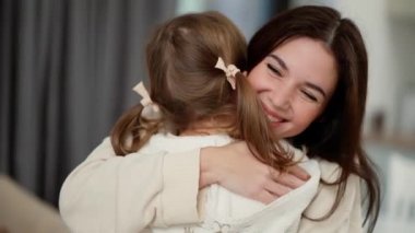 Sevimli anne küçük kızı kucaklıyor, sevimli küçük kız çocuğu annesini kucaklıyor..