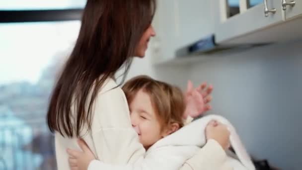 Retrato Una Hija Abrazando Amorosamente Madre — Vídeo de stock