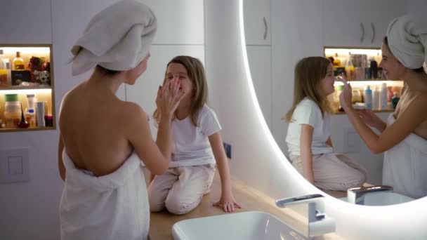 Mother Applies Some Cream Her Kids Face Shower — Vídeo de Stock