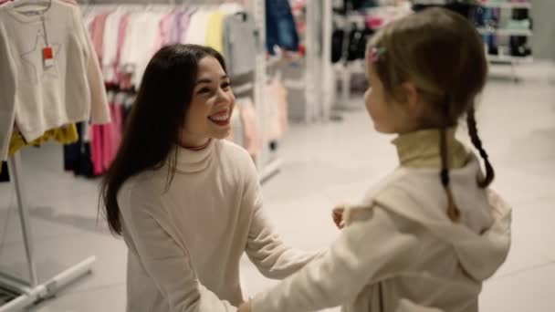 Junge Schöne Mutter Umarmt Kleine Tochter Einkaufszentrum — Stockvideo