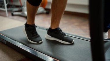 Man training in rehabilitation center after knee trauma.