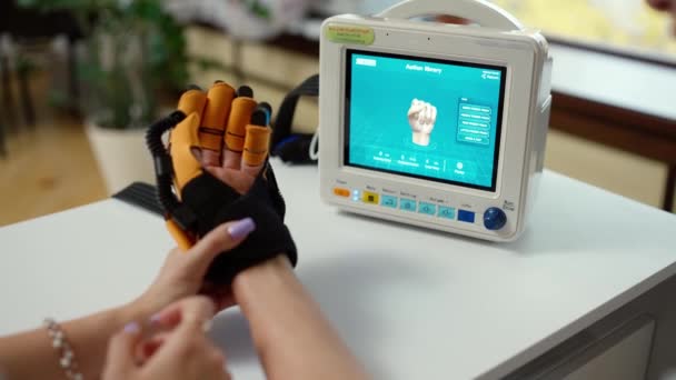 Learning Glove Patient Muscle Education Restore Mobility Arm — Videoclip de stoc